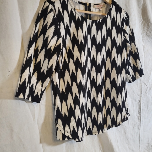 Casual Couture Black & White Arrow Patterned Zip Back Shirt | Size Small - Picture 9 of 9